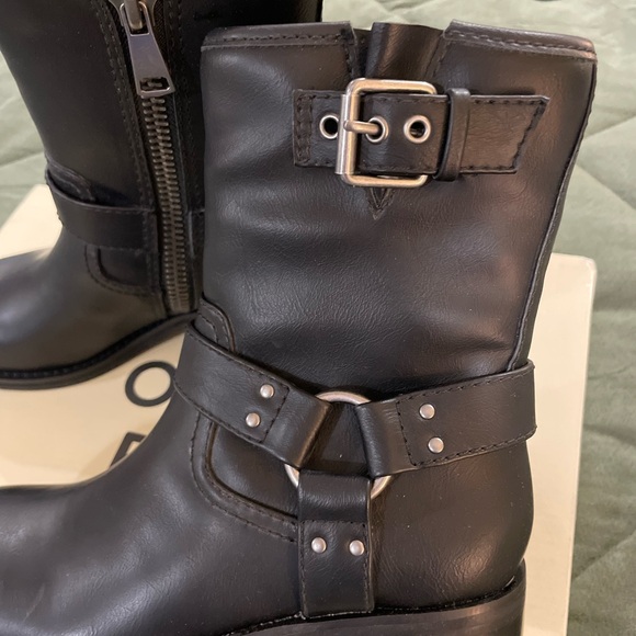 Elegant Black Leather Moto Boots - Picture 2 of 9